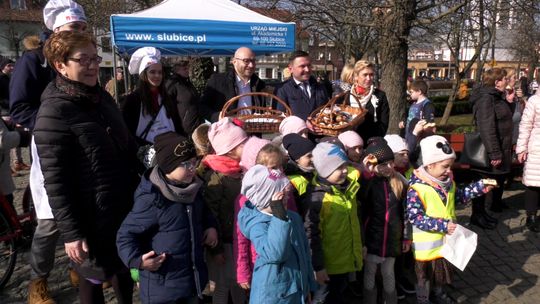 Burmistrzowie Słubic i Frankfurtu częstowali mnóstwem pączków