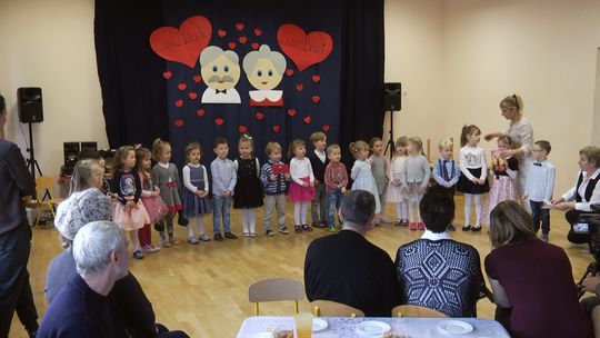 DZIEŃ BABCI I DZIADKA W PRZEDSZKOLU PINOKIO - GRUPA RUMIANKI, STOKROTKI, ŻUCZKI 