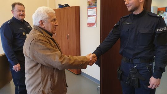 Godna podziwu interwencja policjanta w sprawie życia starszej Pani