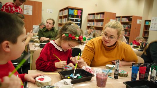 Rodzinne warsztaty bożonarodzeniowe w skwierzyńskiej bibliotece