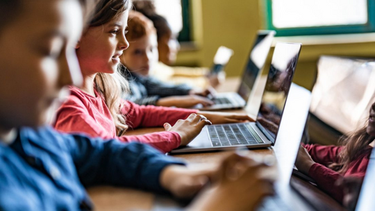 Skąd wziąć pieniądze na laptopy dla czwartoklasistów? PiS zostawił niezły bałagan