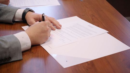 Skwierzyna podpisuje umowę na dostawę nowego busa dla uczniów z niepełnosprawnościami