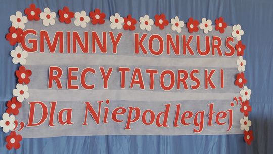 Uczniowie recytowali wiersze ''Dla Niepodległej''