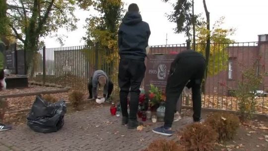 UCZNIOWIE SPRZĄTALI CMENTARZ