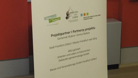 Wieża widokowa i podświetlony most w Dwumieście