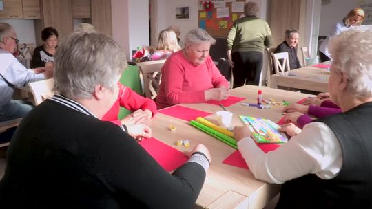 Zadowoleni i szczęśliwi seniorzy w Dziennym Domu Pobytu Senior+ 