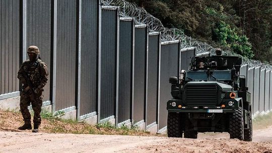 Żołnierze w kajdankach za strzały na granicy. Grozi im więzienie